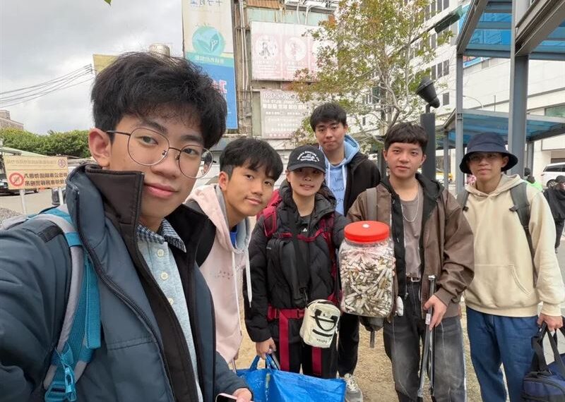 台灣新聞通訊社-200名學生「環島撿菸蒂」！7天狂掃14大桶　阿嬤暖心送罐支持