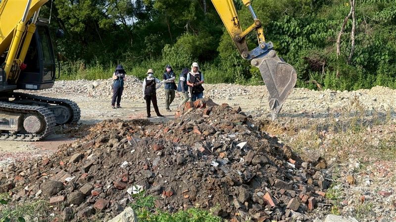 台灣新聞通訊社-高雄大樹山坡遭濫倒大片廢棄物!前檢察官陳正達、警友站長獲利5千萬