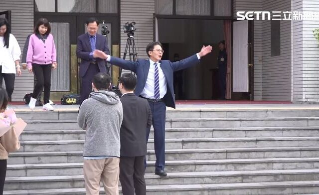 台灣新聞通訊社-拍畢業照了！6白委告別立法院　黃國昌看到花好嗨：誰要獻給我