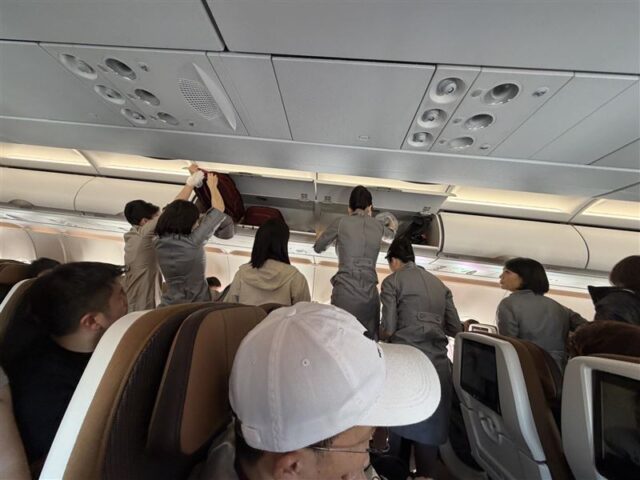 台灣新聞通訊社-飛機行李架「放1物」慘了　空服員全忙翻！網氣炸：就是講不聽