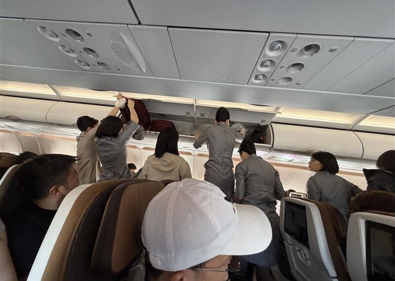 台灣新聞通訊社-飛機行李架「放1物」慘了　空服員全忙翻！網氣炸：就是講不聽
