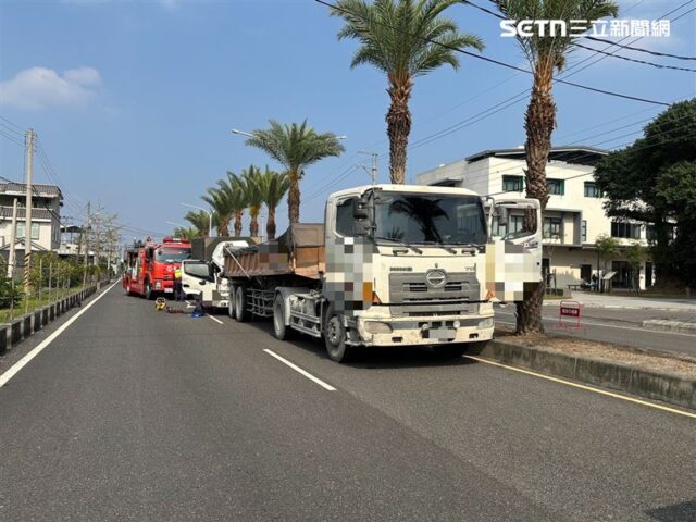 台灣新聞通訊社-屏東貨車毀滅式撞擊「車頂失蹤」嵌入曳引車尾　他救出送醫手腳全斷