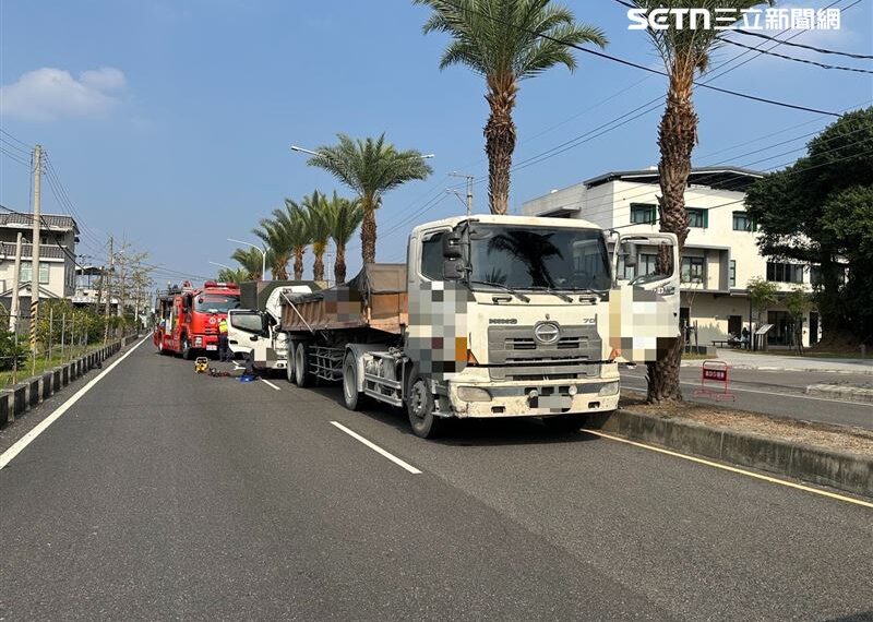 台灣新聞通訊社-屏東貨車毀滅式撞擊「車頂失蹤」嵌入曳引車尾　他救出送醫手腳全斷