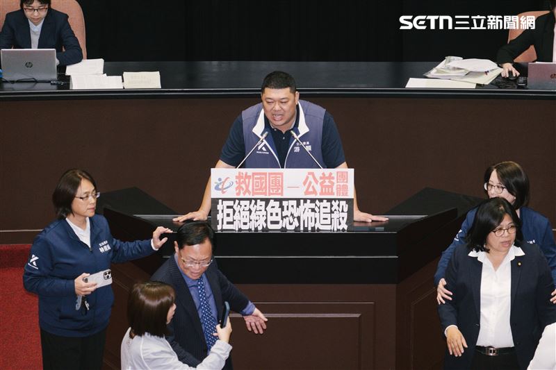 台灣新聞通訊社-游顥1句話惹怒綠！藍綠女立委爆推擠　王義川痛罵陳玉珍：中國人走開