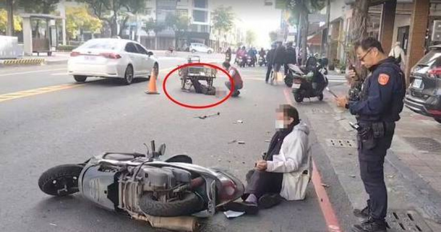 台灣新聞通訊社-高雄男低頭滑手機剎不及！　86歲嬤慘被撞飛路中央躺不起