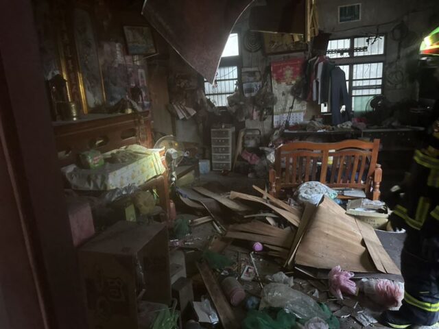 台灣新聞通訊社-快訊／台中民宅氣爆！鐵捲門被炸開　70多歲老翁遭波及⋯燒傷意識不清