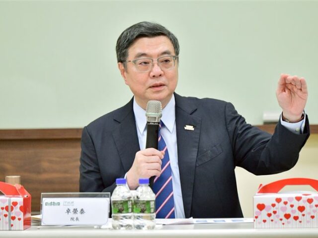 台灣新聞通訊社-關稅15%不疊加「美國逆差國最好」 卓榮泰吐心聲：憋了很久的氣