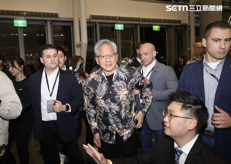 台灣新聞通訊社-快訊／黃仁勳現身輝達尾牙　不穿皮外套了！「尚蓋讚」造型驚豔全場員工