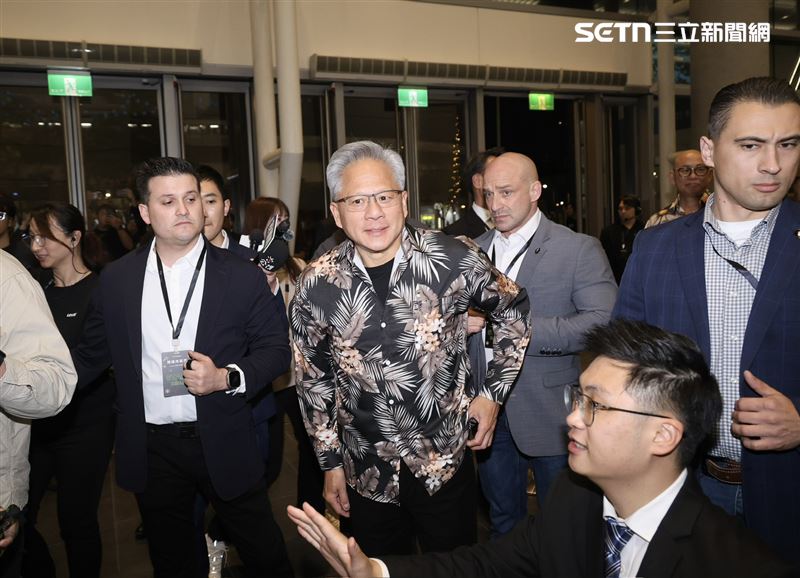 台灣新聞通訊社-快訊／黃仁勳現身輝達尾牙　不穿皮外套了！「尚蓋讚」造型驚豔全場員工