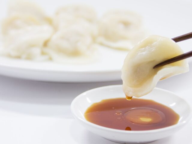 台灣新聞通訊社-煮餃子老是破皮？內行教秘訣「冷凍別等水滾」　加2調味料口感Q彈升級