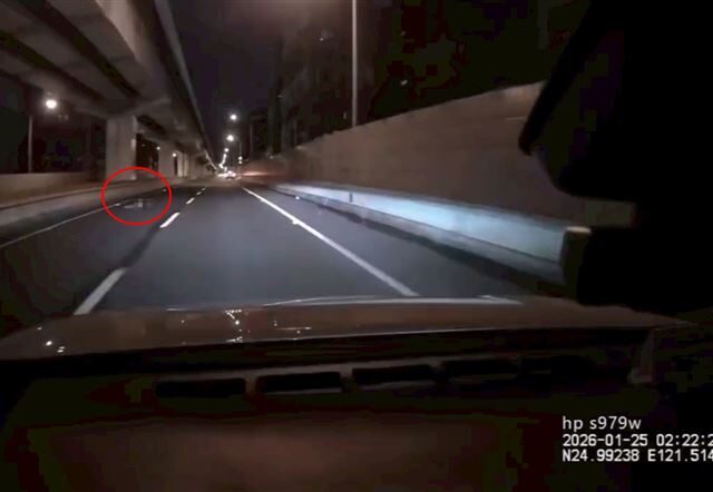 台灣新聞通訊社-第5車視角曝光！政大雙學士學霸遭連4輾「倒內車道」亡命　他急切閃過