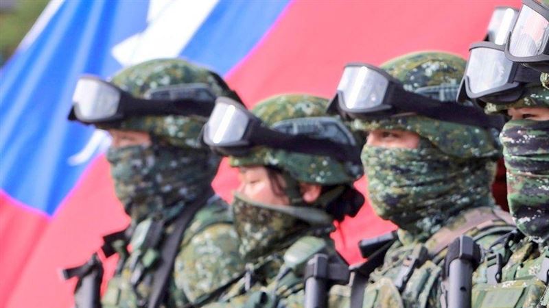 台灣新聞通訊社-蔡正元合體柯文哲秀電子腳鐐　律師嘆：犯罪還引以為傲？笑貧不笑娼了？