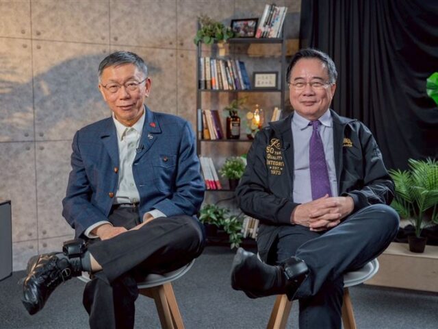 台灣新聞通訊社-蔡正元合體柯文哲秀電子腳鐐　律師嘆：犯罪還引以為傲？笑貧不笑娼了？