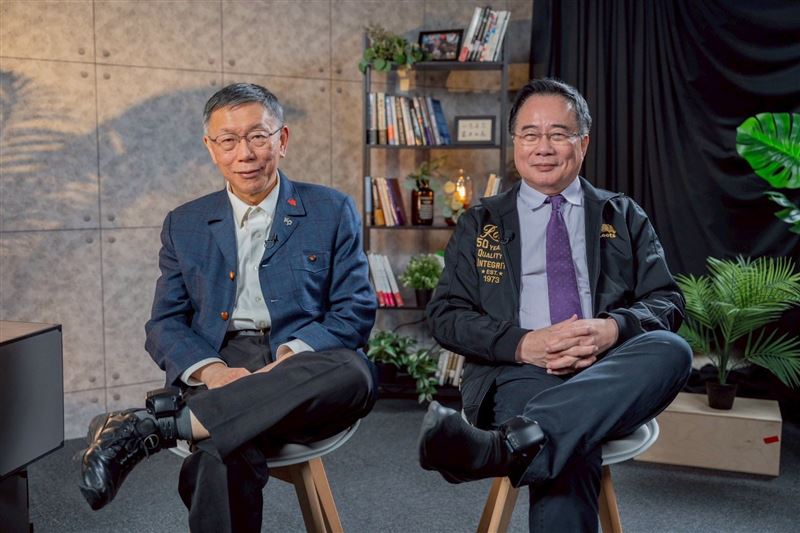 台灣新聞通訊社-蔡正元合體柯文哲秀電子腳鐐　律師嘆：犯罪還引以為傲？笑貧不笑娼了？