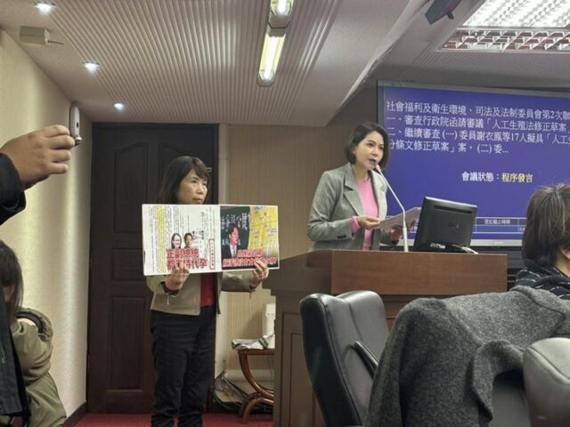 台灣新聞通訊社-力推代理孕母惹議　陳昭姿開嗆：憲法有賦予你們阻擋的權利嗎？