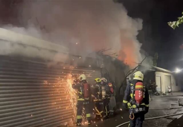 台灣新聞通訊社-台中太平暗夜火警！鐵皮工廠全面燃燒⋯波及路邊機車　驚悚火勢直衝天際
