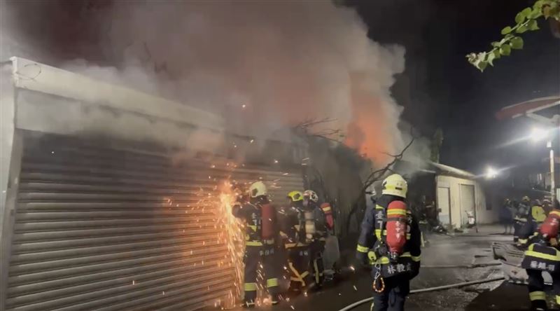 台灣新聞通訊社-台中太平暗夜火警！鐵皮工廠全面燃燒⋯波及路邊機車　驚悚火勢直衝天際