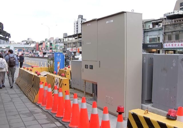 台灣新聞通訊社-獨家／2米電箱設店門口　手機行業者無言：生意怎做