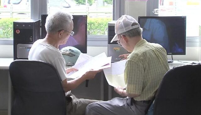 台灣新聞通訊社-怪男被強制送醫！北車又傳隨機攻擊　2男大生蹲坐打遊戲遭踹踢