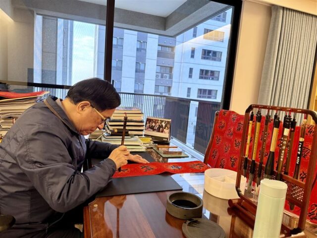台灣新聞通訊社-節目突喊卡！陳水扁PO親筆春聯照喊：為療癒受傷的心重燃對書法熱情