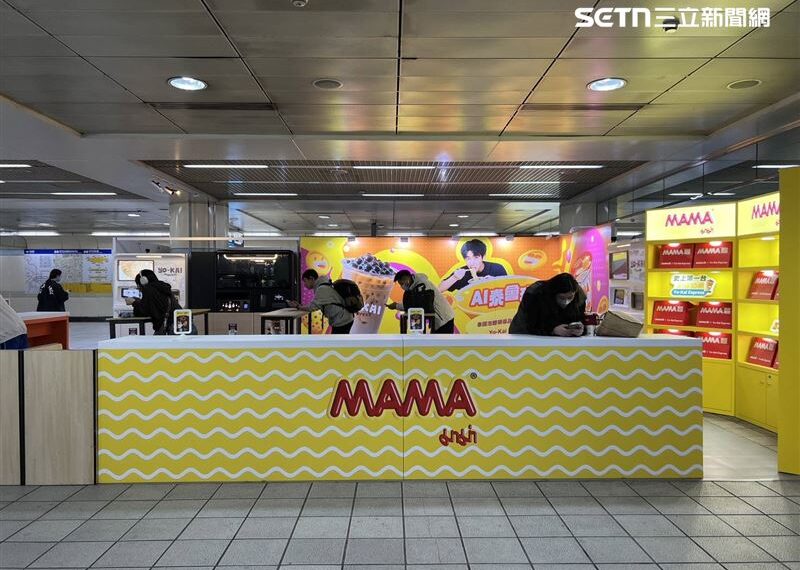 台灣新聞通訊社-神還原！AI機器人現煮「蟹腳、牛肉」泰國MAMA泡麵　西門町快閃店飄香