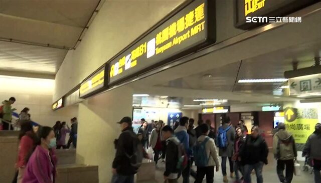 台灣新聞通訊社-怪男被強制送醫！北車又傳隨機攻擊　2男大生蹲坐打遊戲遭踹踢