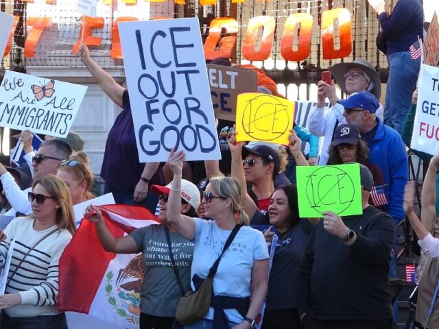 台灣新聞通訊社-美公民遭移民官槍斃！洛杉磯響應示威　居民怒舉「ICE永遠滾蛋」標語