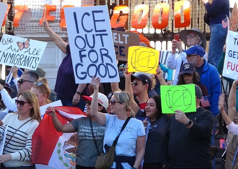 台灣新聞通訊社-美公民遭移民官槍斃！洛杉磯響應示威　居民怒舉「ICE永遠滾蛋」標語