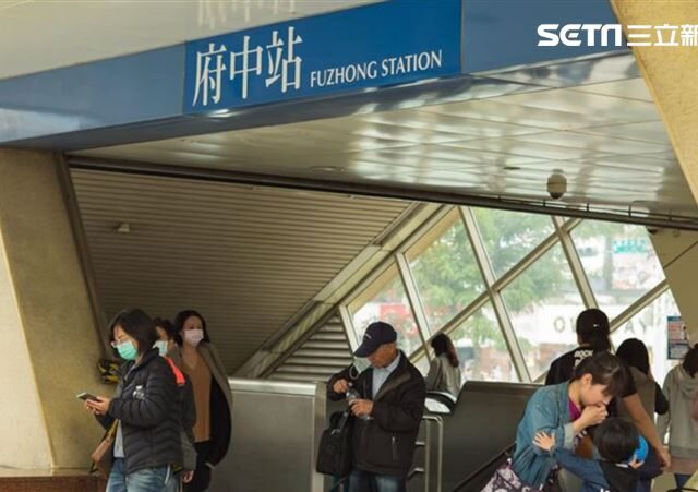 台灣新聞通訊社-如廁時被敲門！捷運府中站驚傳鬥毆　女旅客暴走痛扁女清潔員