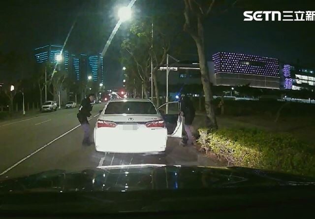 台灣新聞通訊社-「一通電話」救了阿伯！男接女友女兒放學突癱軟…6歲女童Call母救命