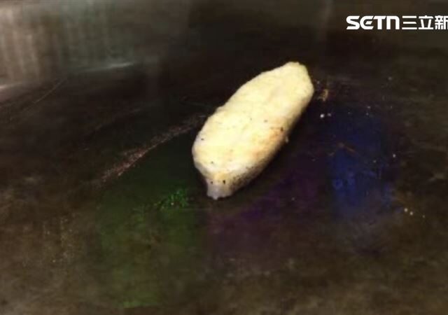 台灣新聞通訊社-妹子吃完便當「括約肌失守」！狂放屁噴油飄臭　抓出元凶崩潰了