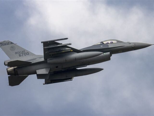 台灣新聞通訊社-F-16飛官失聯4天！軍事粉專通報「花蓮外海發現浮油」　軍方回應了