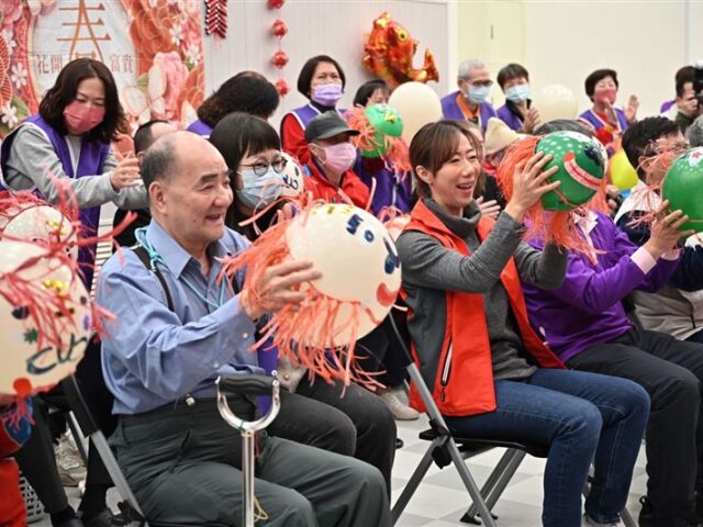 台灣新聞通訊社-不只捐億元！郭台銘女兒親端「五星級佛跳牆」　為弱勢長者加菜補營養