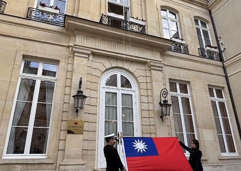 台灣新聞通訊社-駐法代表處元旦升旗！　郝培芝：台法關係高度躍升