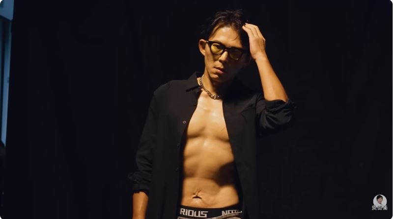 台灣新聞通訊社-黃國昌寫真集大露肌肉！波特王「秀六塊腹肌」宣戰：制衡黃嫌之亂