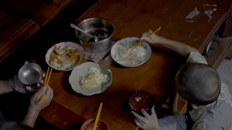 台灣新聞通訊社-弱勢男童住山區鐵皮屋　吃頓豐盛年菜成奢望