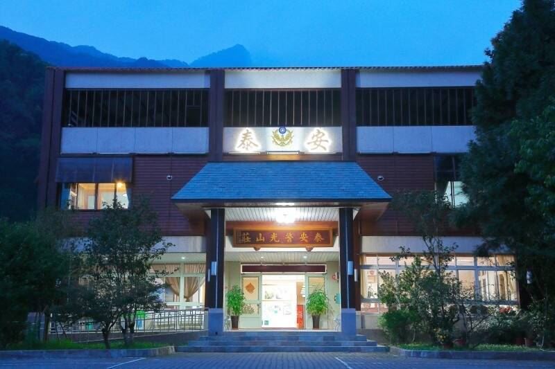 台灣新聞通訊社-「泰安第一湯」出意外！73歲翁大眾池泡湯溺水　妻兒同行目睹送醫不治