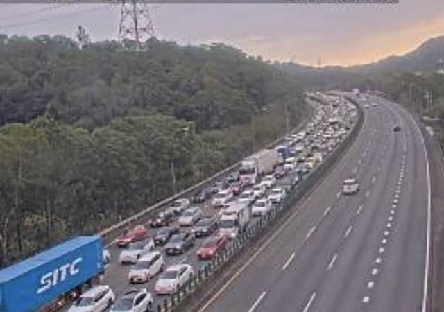 台灣新聞通訊社-快訊／上班注意！國道翻車事故「全線封閉」現場塞爆…回堵約3公里