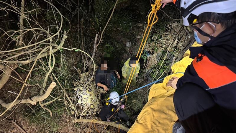台灣新聞通訊社-救援畫面曝光！高雄情侶「卡峭壁受困」警消直衝柴山驚險吊掛