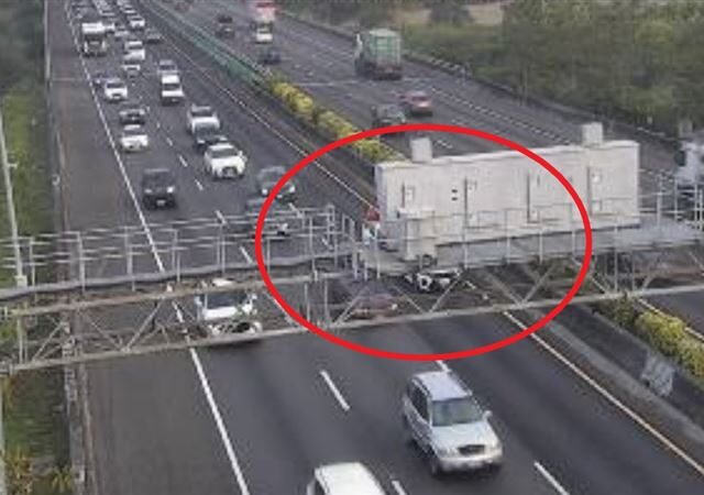 台灣新聞通訊社-快訊／上班注意！國道事故…兩車卡路邊占用「內側車道」回堵5公里