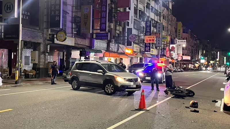 台灣新聞通訊社-迴轉不想慢!高雄自小客擊落黃牌重機…騎士噴飛滾地全身都是傷