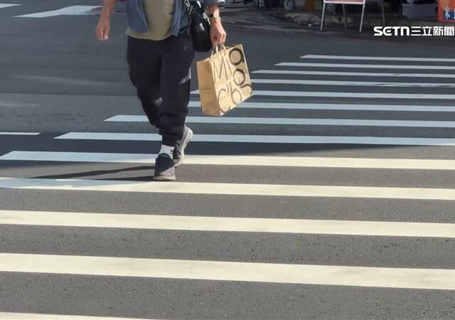 台灣新聞通訊社-未禮讓駕駛慘吞1.2萬罰單　路人「1詭動作」法官判免罰