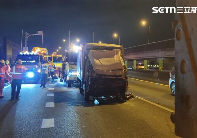 台灣新聞通訊社-國道恐怖車禍！駕駛座「面目全非」車輪噴飛、零件四散…運將一度受困