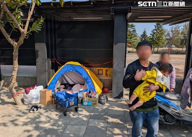 台灣新聞通訊社-房東過年前趕人!台中媽帶1歲兒露宿公園恐失溫…暖警伸援手助安置
