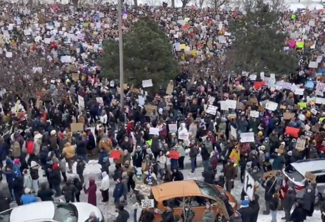 台灣新聞通訊社-ICE槍殺女子全面引爆怒火！反川抗議遍及全美逾千場　抗議錢都拿去打仗