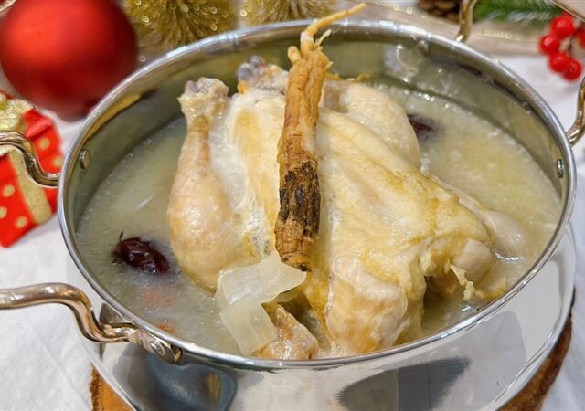 台灣新聞通訊社-超噁！名店蔘雞湯「吃到屎」？黃褐色排泄物畫面曝　他崩潰：嘴裡全臭味