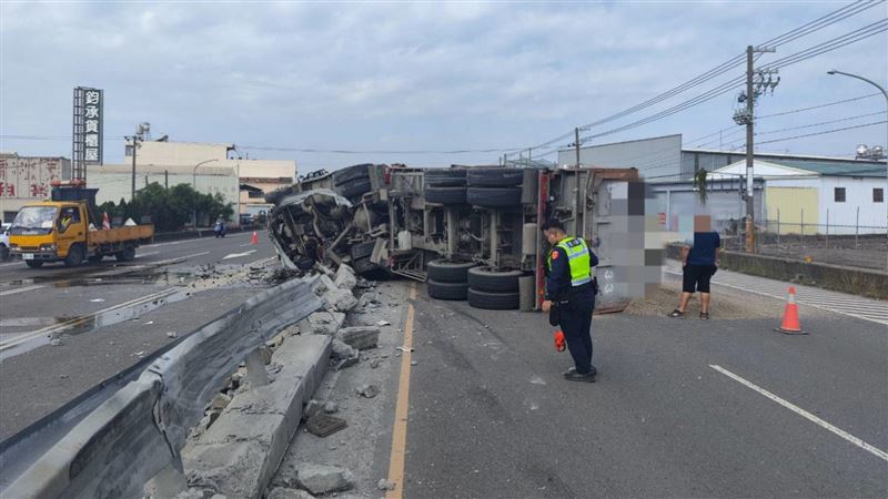 台灣新聞通訊社-快訊／新園恐怖車禍！砂石車 「輪胎爆了」瞬間翻覆…護欄壓垮全爛