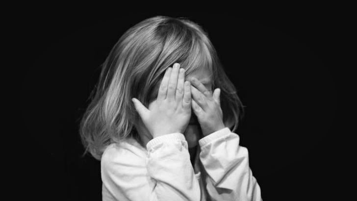 台灣新聞通訊社-噁父趁妻不在家逞慾！強逼幼兒園女兒手淫、X交…全靠寄養媽機警破案