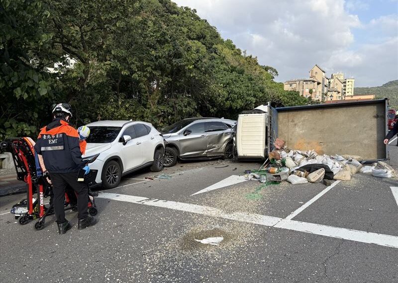 台灣新聞通訊社-溪山驚魂!士林貨車連環撞「1打10」慘翻覆 44歲運將酒測值曝遭法辦