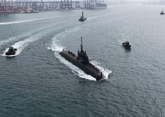 台灣新聞通訊社-海鯤艦完成首次淺水潛航測試　財經網美：多難興邦，台灣一定不倒